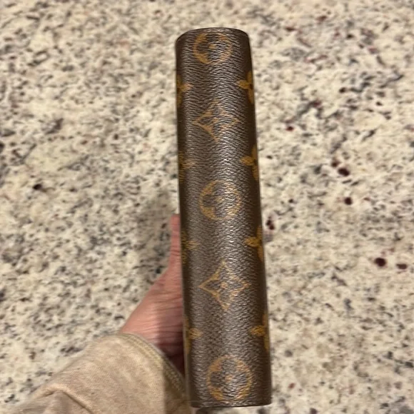 Medium Ring Agenda Cover - Picture 11 of 16